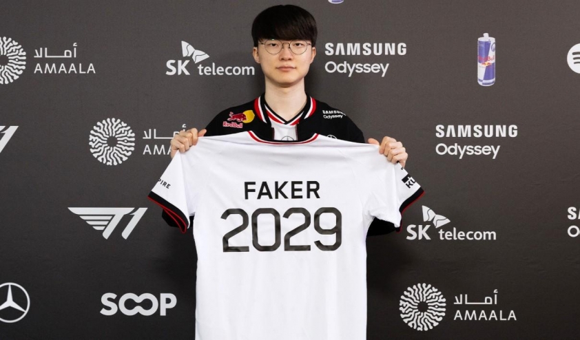 Faker cùng đội T1 trong lễ ký kết hợp đồng