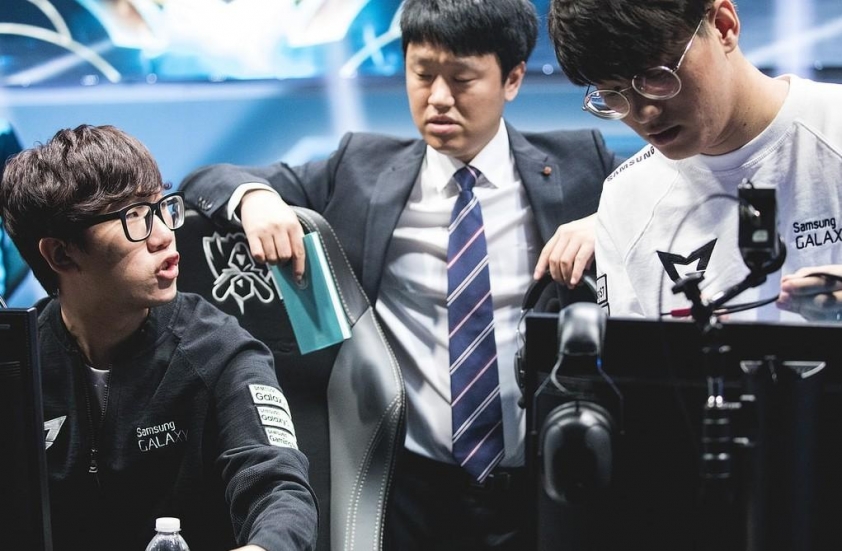 HLV Choi Woo-beom trên sân đấu