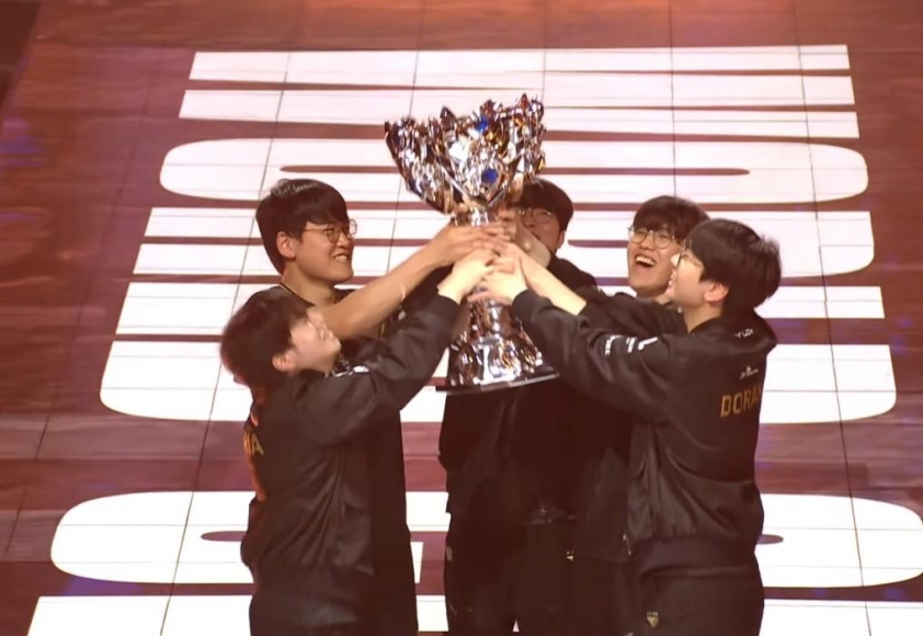 Faker và đồng đội nâng cúp Summoner’s Cup