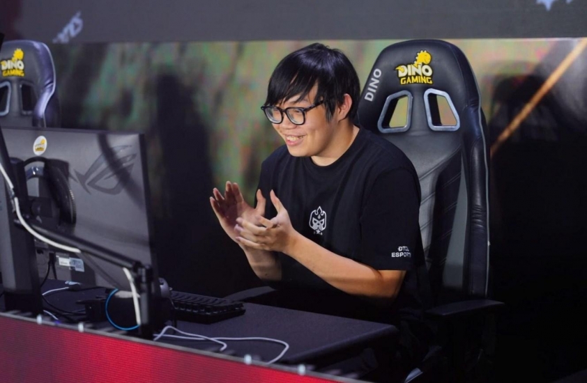 YBY1 chụp hình cùng đồng đội