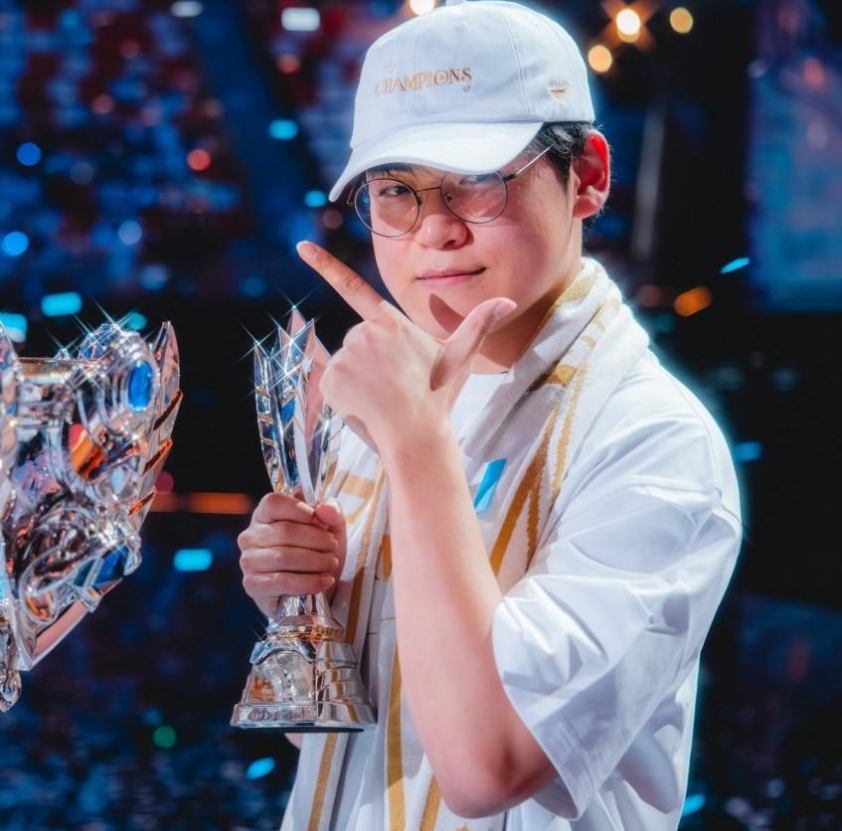 Tuyển thủ Gumayusi sử dụng Sivir Gumayusi với Sivir tại trận chung kết