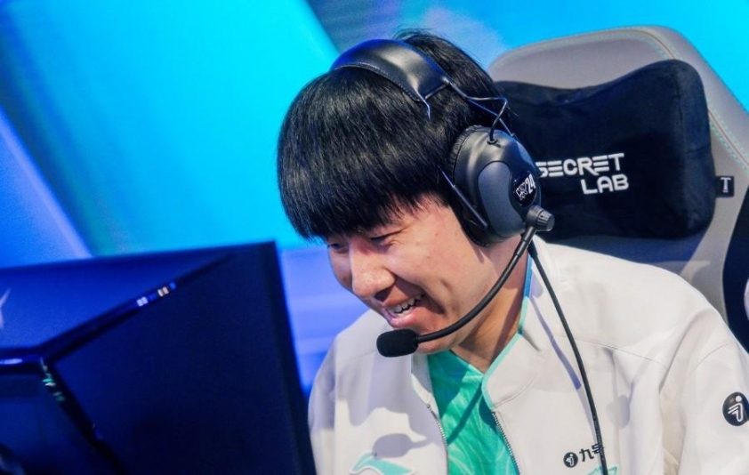 HLV Tabe dẫn dắt JDG HLV Tabe - chiến lược gia trẻ hóa đội hình JDG