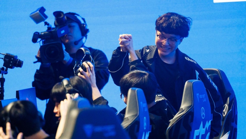 Faker biểu tượng bất tử của LMHT Hàn Quốc Faker thi đấu cùng đội hình T1