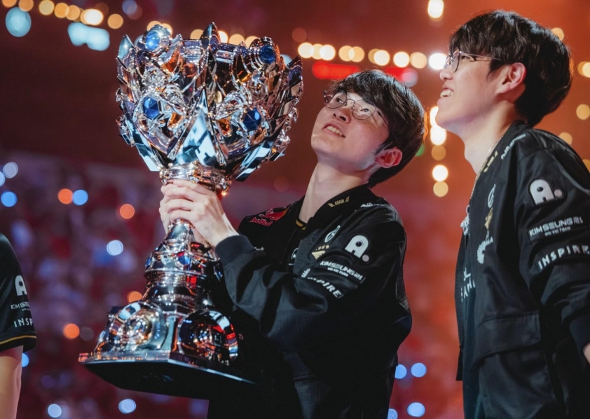 Faker: ‘Tuổi tác không thành vấn đề’ Faker sau chiến thắng CKTG 2023