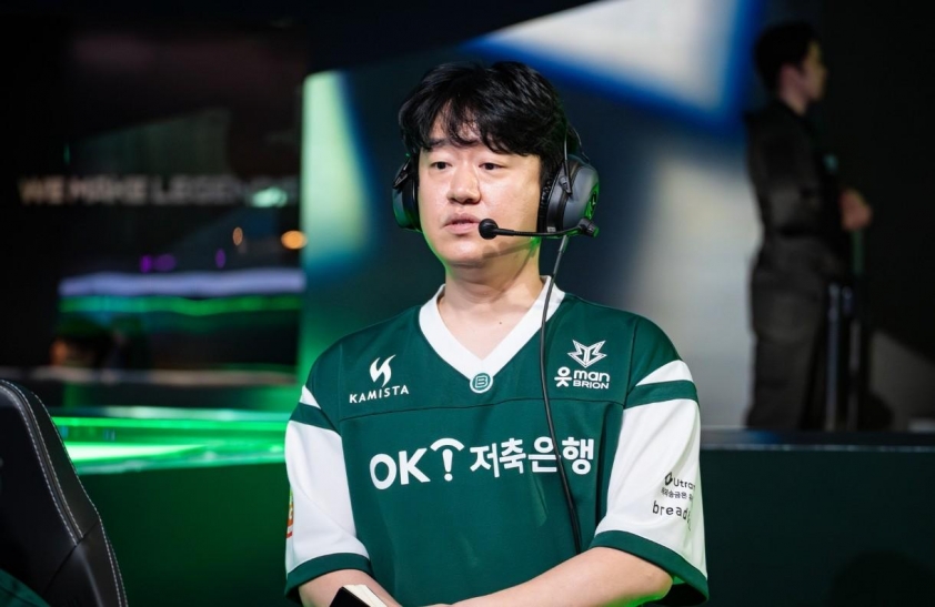 HLV Choi Woo-beom trong màu áo Samsung Galaxy