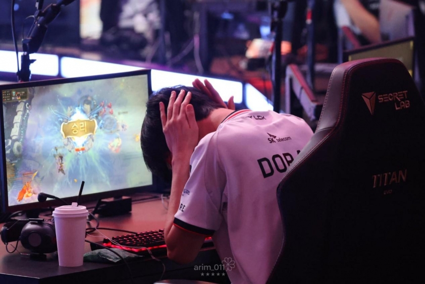 Hình ảnh Doran bịt tai ngồi bất động